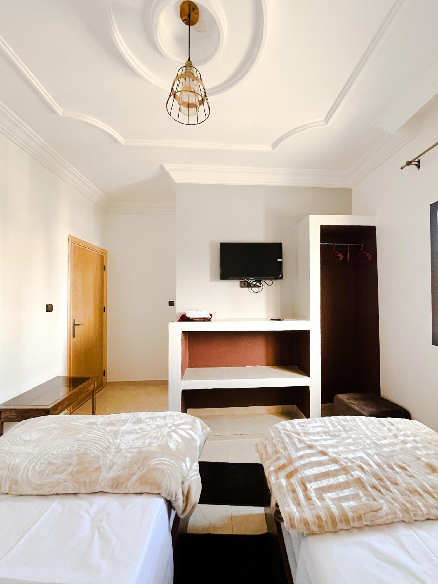Hotel Ahmed Ali Дакла Екстериор снимка
